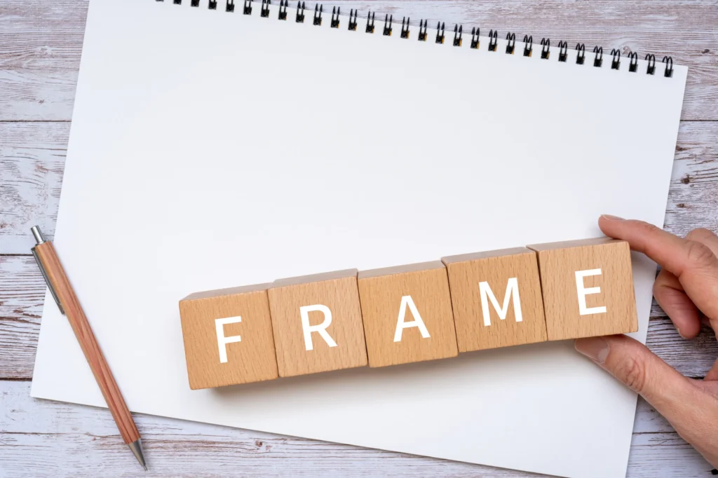 FRAMEと書かれた木のブロック