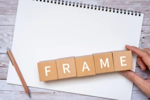 FRAMEと書かれた木のブロック