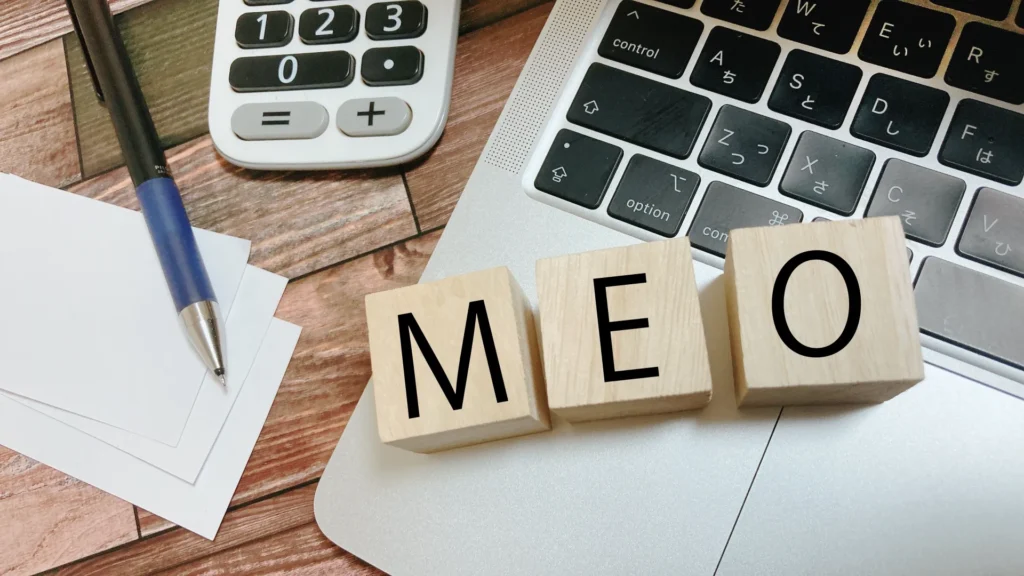 MEOと書かれた木のブロック