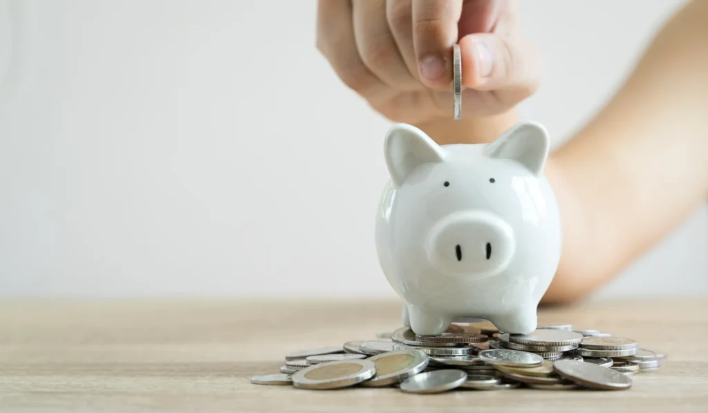 貯金箱にお金を入れる