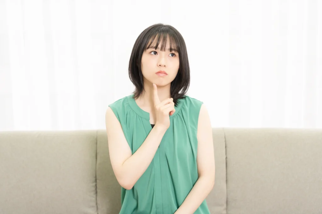 考える女の人