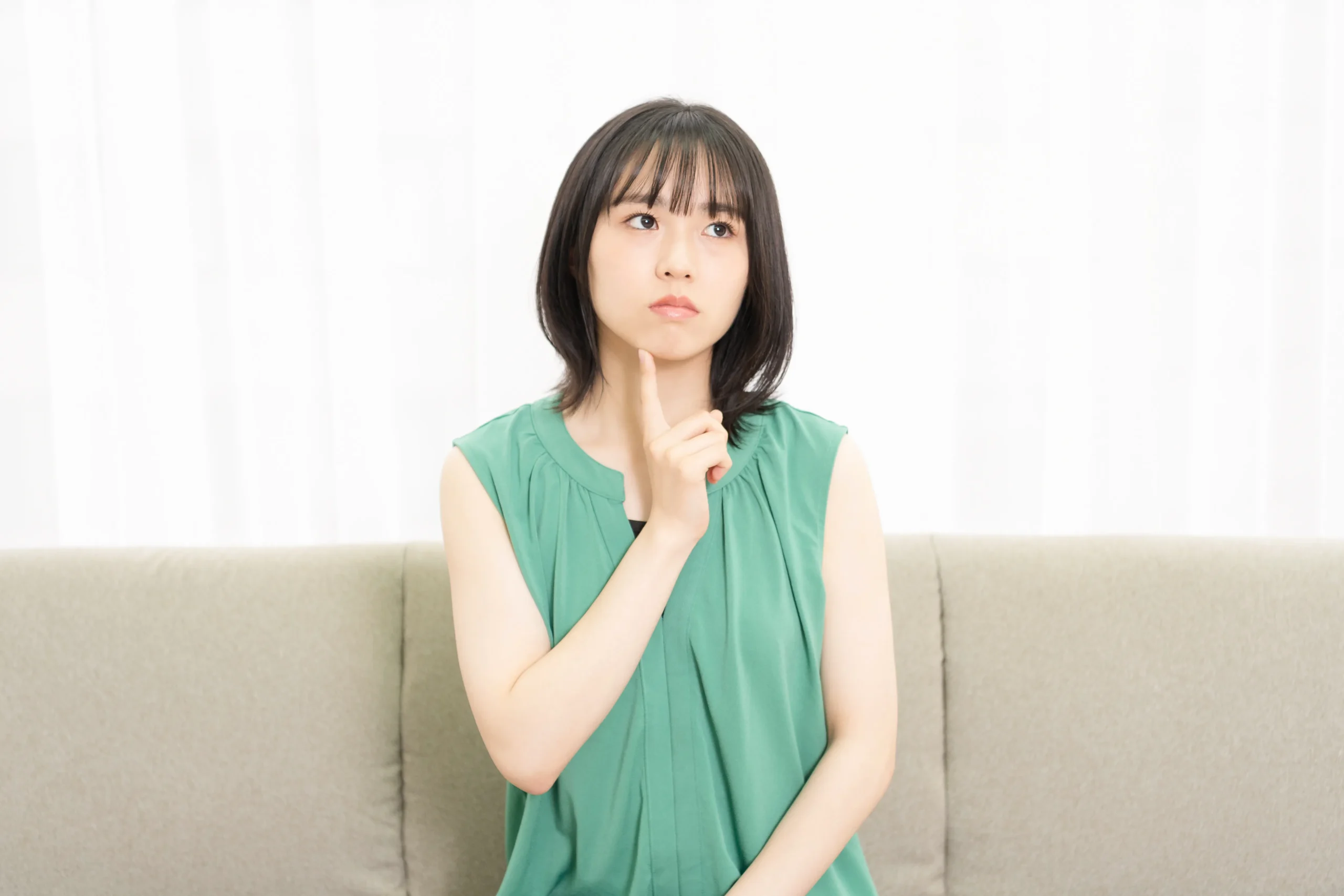 考える女性