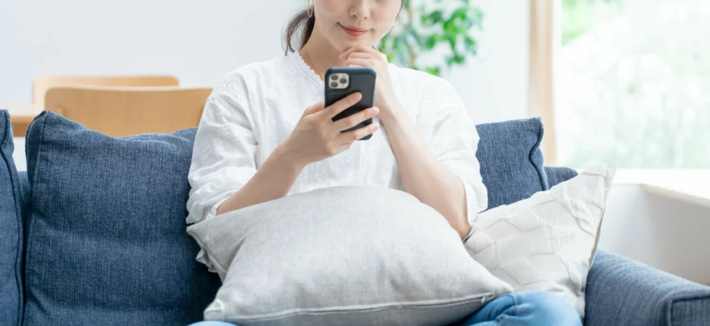 家でスマホを触る