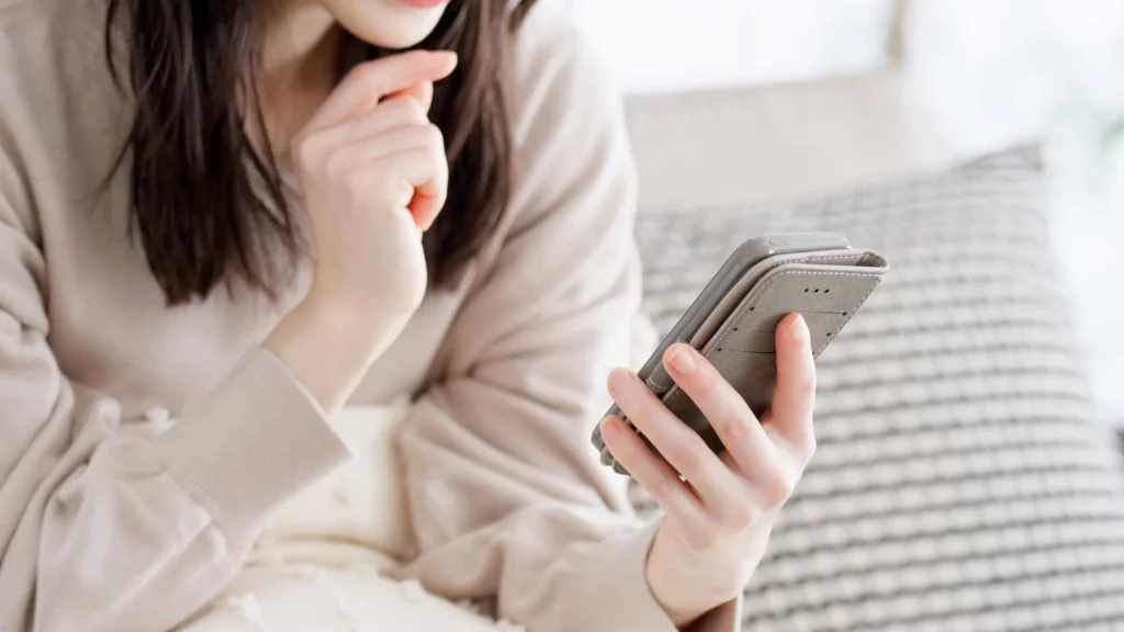 スマホでホームページを見る女性